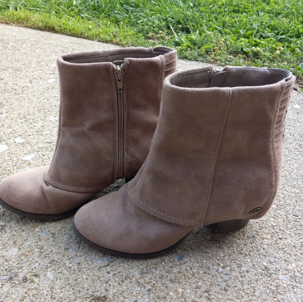 8.5 M Fergalicious  boots
